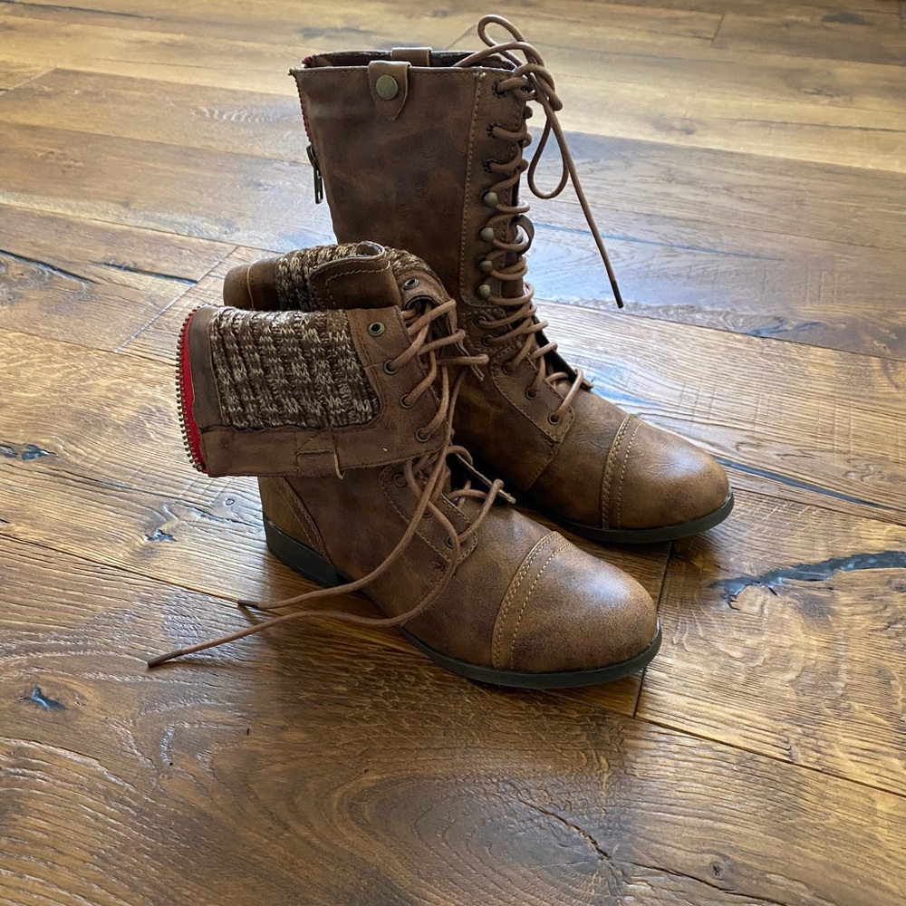 NWT Brown American Eagle Lace Up Boots